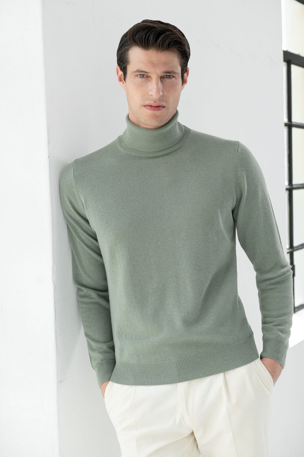 Italian cashmere turtleneck, Sage turtleneck, italian cashmere, italian turtleneck style, Sage Turtleneck in 100% cashmere, Col roulé en cachemire italien, Col roulé couleur sauge, cachemire italien, style col roulé italien, Col roulé couleur sauge en 100% cachemire, Dolcevita in cashmere italiano, Dolcevita color salvia, cashmere italiano, stile dolcevita italiano, Dolcevita color salvia in 100% cashmere