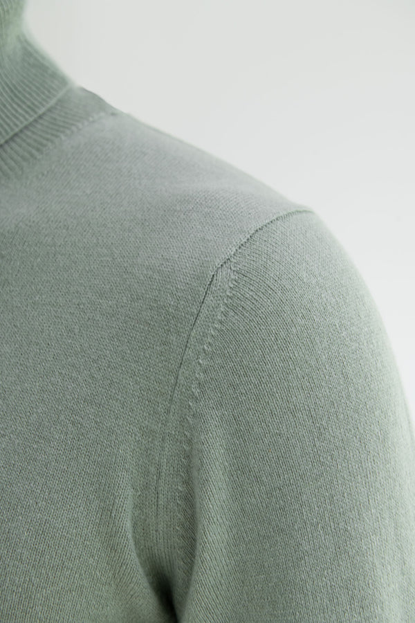 Italian cashmere turtleneck, Sage turtleneck, italian cashmere, italian turtleneck style, Sage Turtleneck in 100% cashmere, Col roulé en cachemire italien, Col roulé couleur sauge, cachemire italien, style col roulé italien, Col roulé couleur sauge en 100% cachemire, Dolcevita in cashmere italiano, Dolcevita color salvia, cashmere italiano, stile dolcevita italiano, Dolcevita color salvia in 100% cashmere