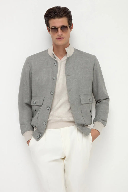 High-end sage bomber jacket, Italian sage jacket, luxury men’s bomber jacket, premium Italian wool and linen bomber, elegant men’s casual jacket, classic sage bomber, stylish Italian jacket, blouson vert sauge fabriqué en Italie, veste bomber italienne haut de gamme, veste élégante pour homme, giacca bomber verde salvia fatta in Italia, giacca elegante italiana