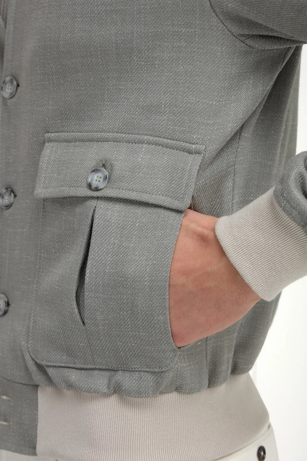 High-end sage bomber jacket, Italian sage jacket, luxury men’s bomber jacket, premium Italian wool and linen bomber, elegant men’s casual jacket, classic sage bomber, stylish Italian jacket, blouson vert sauge fabriqué en Italie, veste bomber italienne haut de gamme, veste élégante pour homme, giacca bomber verde salvia fatta in Italia, giacca elegante italiana