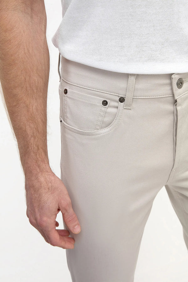 Sand 5-Pocket Trousers, men's sand-colored trousers, elegant 5-pocket pants, casual sand trousers, breathable cotton trousers, pantalon sable 5 poches pour hommes, pantalon décontracté couleur sable, pantalon élégant en coton, pantaloni sabbia 5 tasche, pantaloni eleganti color sabbia, pantaloni casual in cotone.