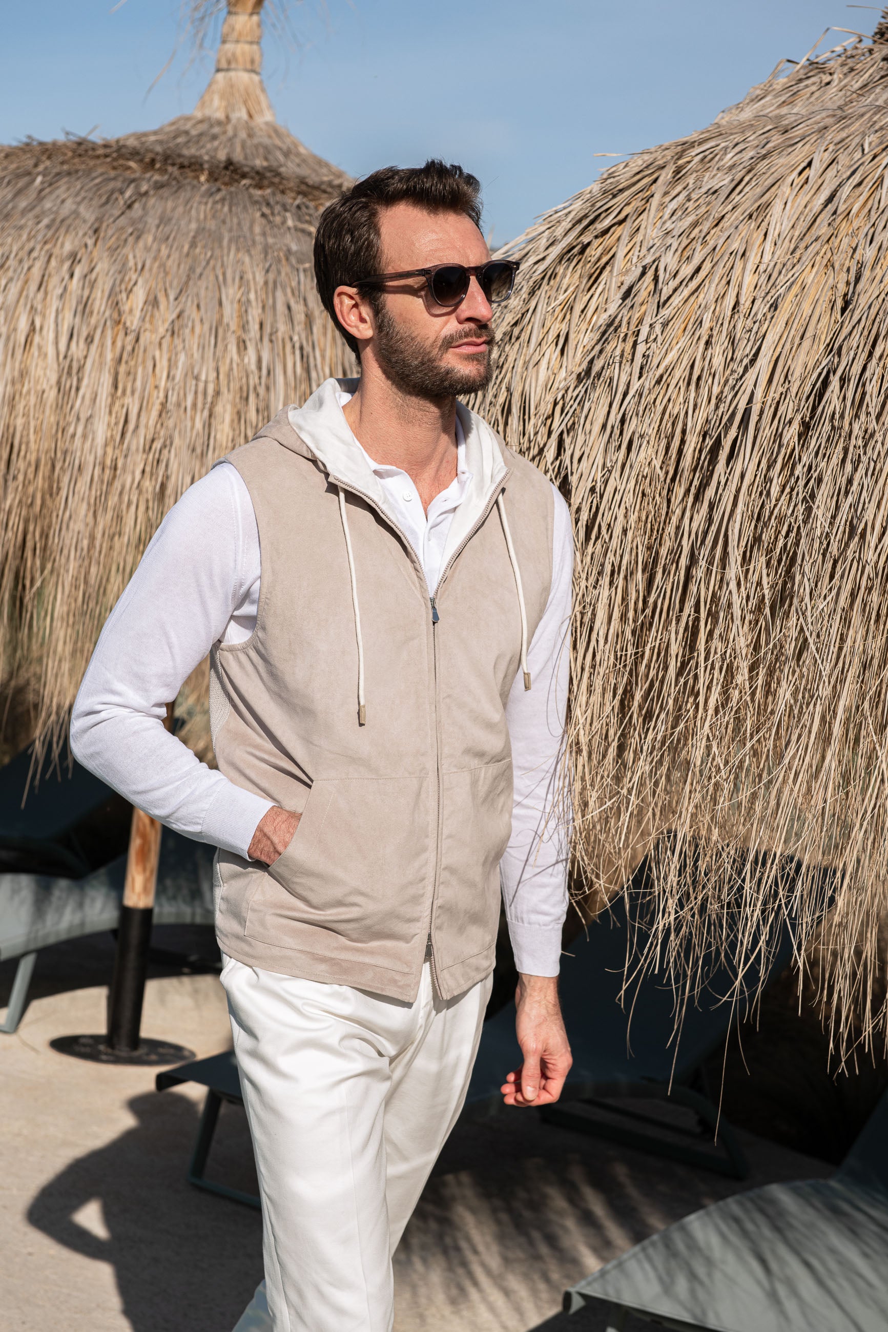 Gilet con cappuccio in alcantara sabbia – Made in Italy