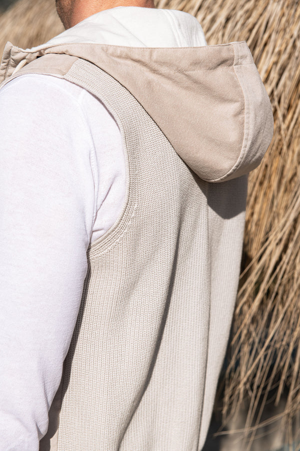 Gilet à capuche en alcantara sable – Made in Italy