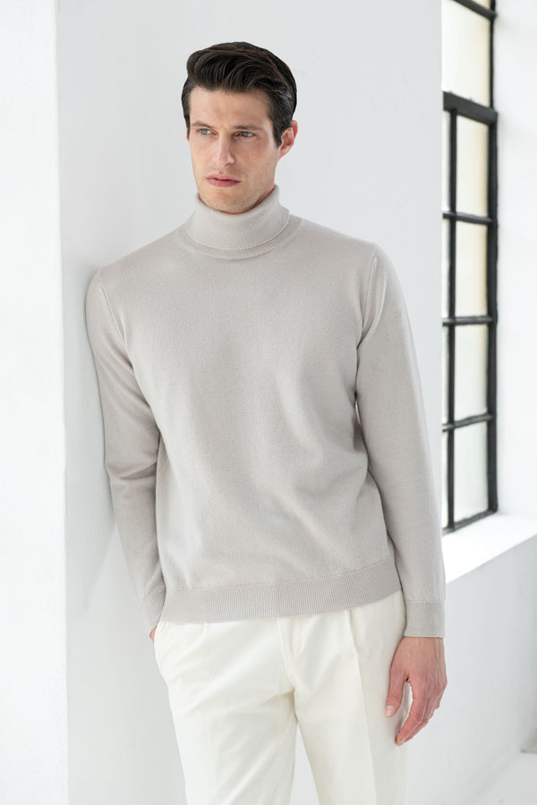 Italian cashmere turtleneck, Sand turtleneck, italian cashmere, italian turtleneck style, Sand Turtleneck in 100% cashmere, Col roulé en cachemire italien, Col roulé couleur sable, cachemire italien, style col roulé italien, Col roulé couleur sable en 100% cachemire, Dolcevita in cashmere italiano, Dolcevita color sabbia, cashmere italiano, stile dolcevita italiano, Dolcevita color sabbia in 100% cashmere,