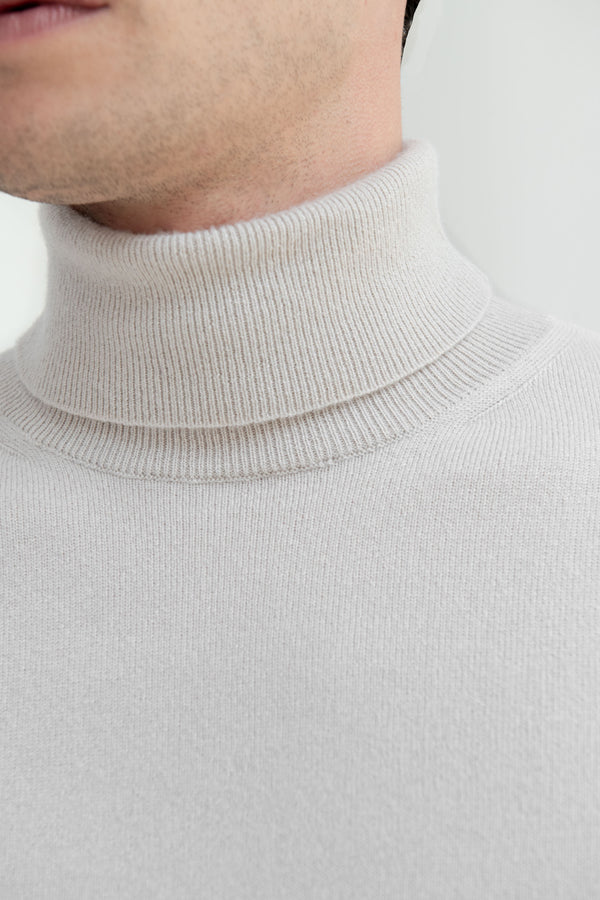 Italian cashmere turtleneck, Sand turtleneck, italian cashmere, italian turtleneck style, Sand Turtleneck in 100% cashmere, Col roulé en cachemire italien, Col roulé couleur sable, cachemire italien, style col roulé italien, Col roulé couleur sable en 100% cachemire, Dolcevita in cashmere italiano, Dolcevita color sabbia, cashmere italiano, stile dolcevita italiano, Dolcevita color sabbia in 100% cashmere,