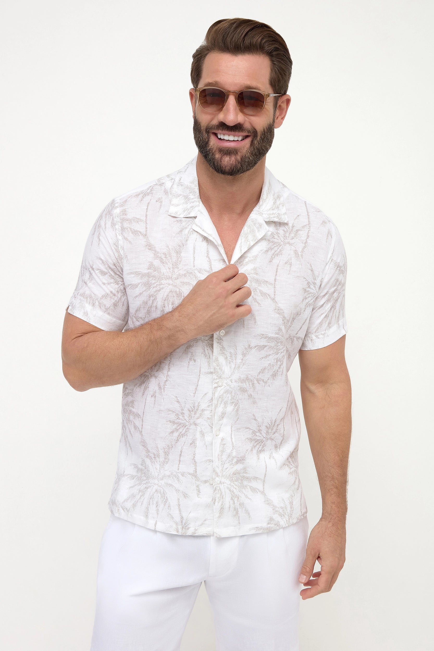 Sand Hawaiana Shirt, men's sand-colored Hawaiian shirt, elegant casual summer shirt, breathable and lightweight, refined tropical style, chemise hawaïenne sable pour hommes, chemise estivale respirante, chemise fluide et élégante, camicia hawaiana color sabbia, camicia leggera e traspirante, abbigliamento estivo sofisticato.