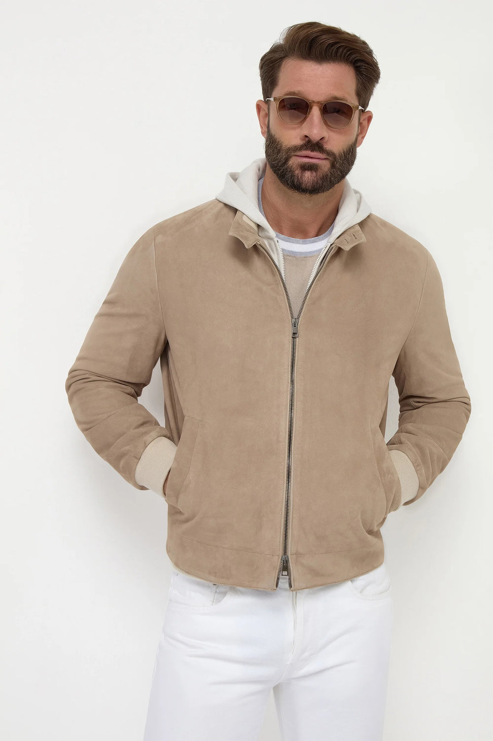 Sand Suede Jacket, men's sand-colored suede jacket, elegant lightweight outerwear, refined casual and semi-formal wear, soft and comfortable fabric, veste en daim sable pour hommes, veste légère et élégante, vêtement d'extérieur raffiné, giacca in suede sabbia, giacca sofisticata e confortevole, abbigliamento casual raffinato.