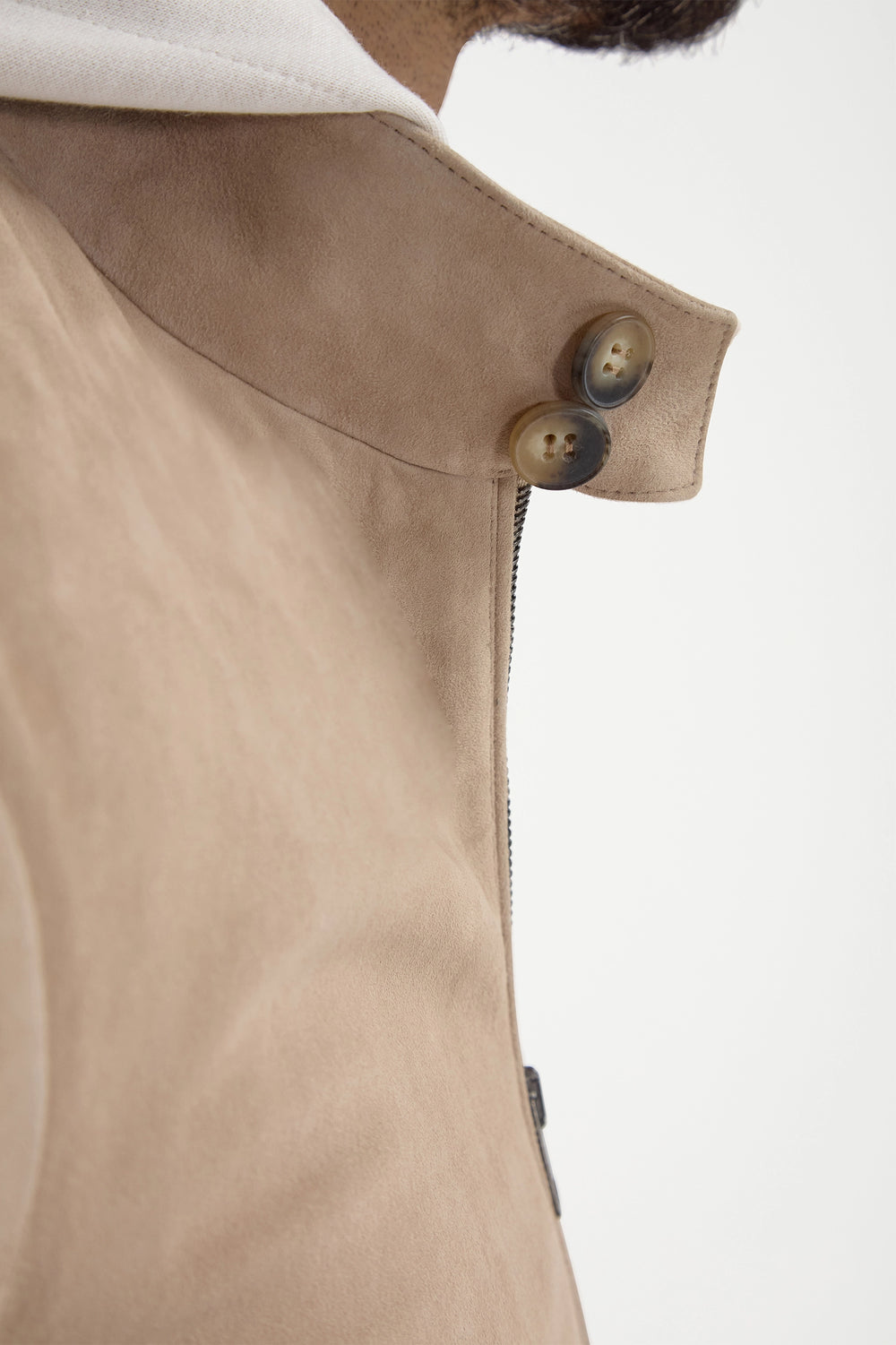 Sand Suede Jacket, men's sand-colored suede jacket, elegant lightweight outerwear, refined casual and semi-formal wear, soft and comfortable fabric, veste en daim sable pour hommes, veste légère et élégante, vêtement d'extérieur raffiné, giacca in suede sabbia, giacca sofisticata e confortevole, abbigliamento casual raffinato.