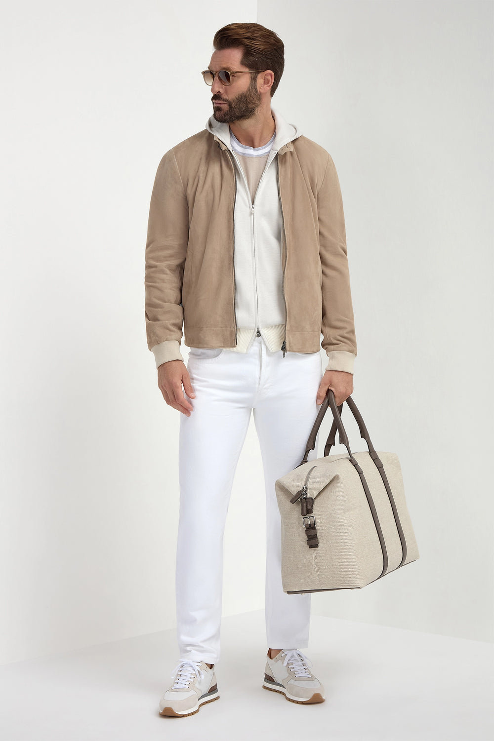 Sand Suede Jacket, men's sand-colored suede jacket, elegant lightweight outerwear, refined casual and semi-formal wear, soft and comfortable fabric, veste en daim sable pour hommes, veste légère et élégante, vêtement d'extérieur raffiné, giacca in suede sabbia, giacca sofisticata e confortevole, abbigliamento casual raffinato.