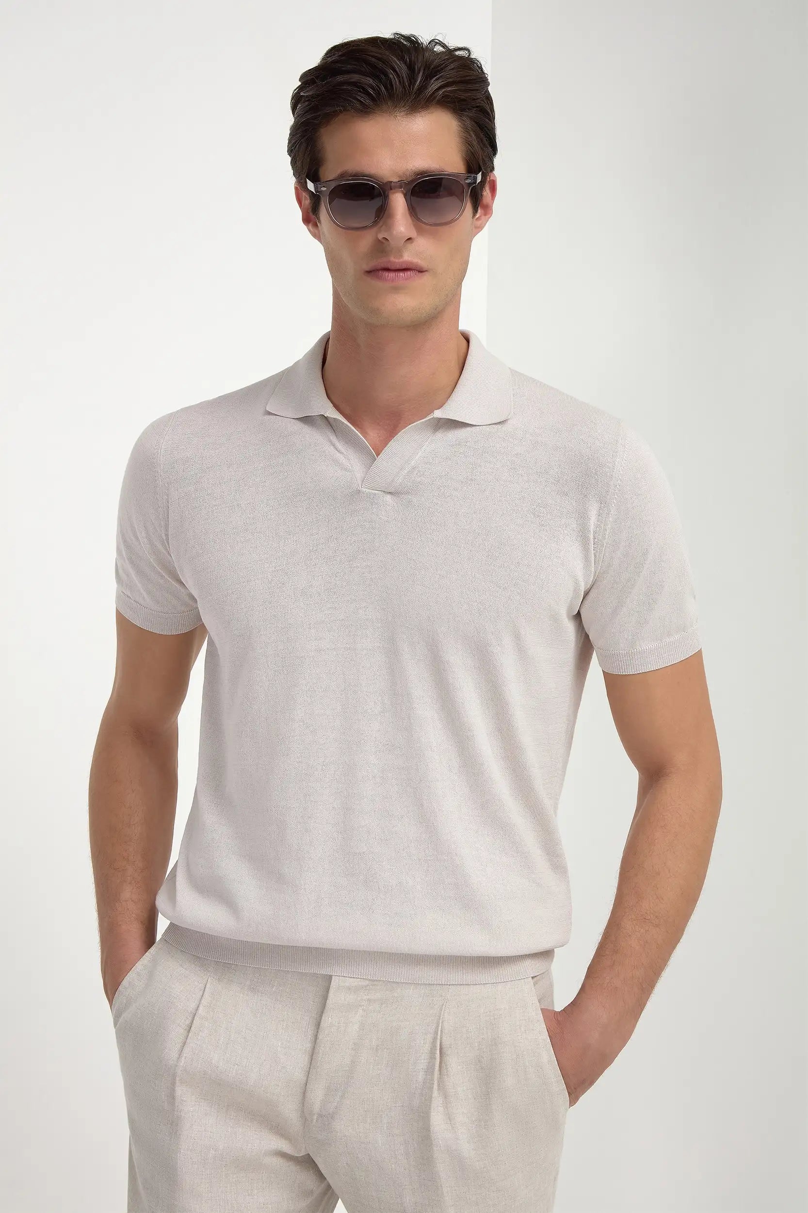 Stone Polo, men's stone-colored short-sleeve polo shirt, elegant breathable polo, refined casual wear, lightweight and comfortable, polo couleur pierre pour hommes, polo respirant et raffiné, polo estival élégant, polo color pietra, maglia traspirante e sofisticata, abbigliamento casual di classe.