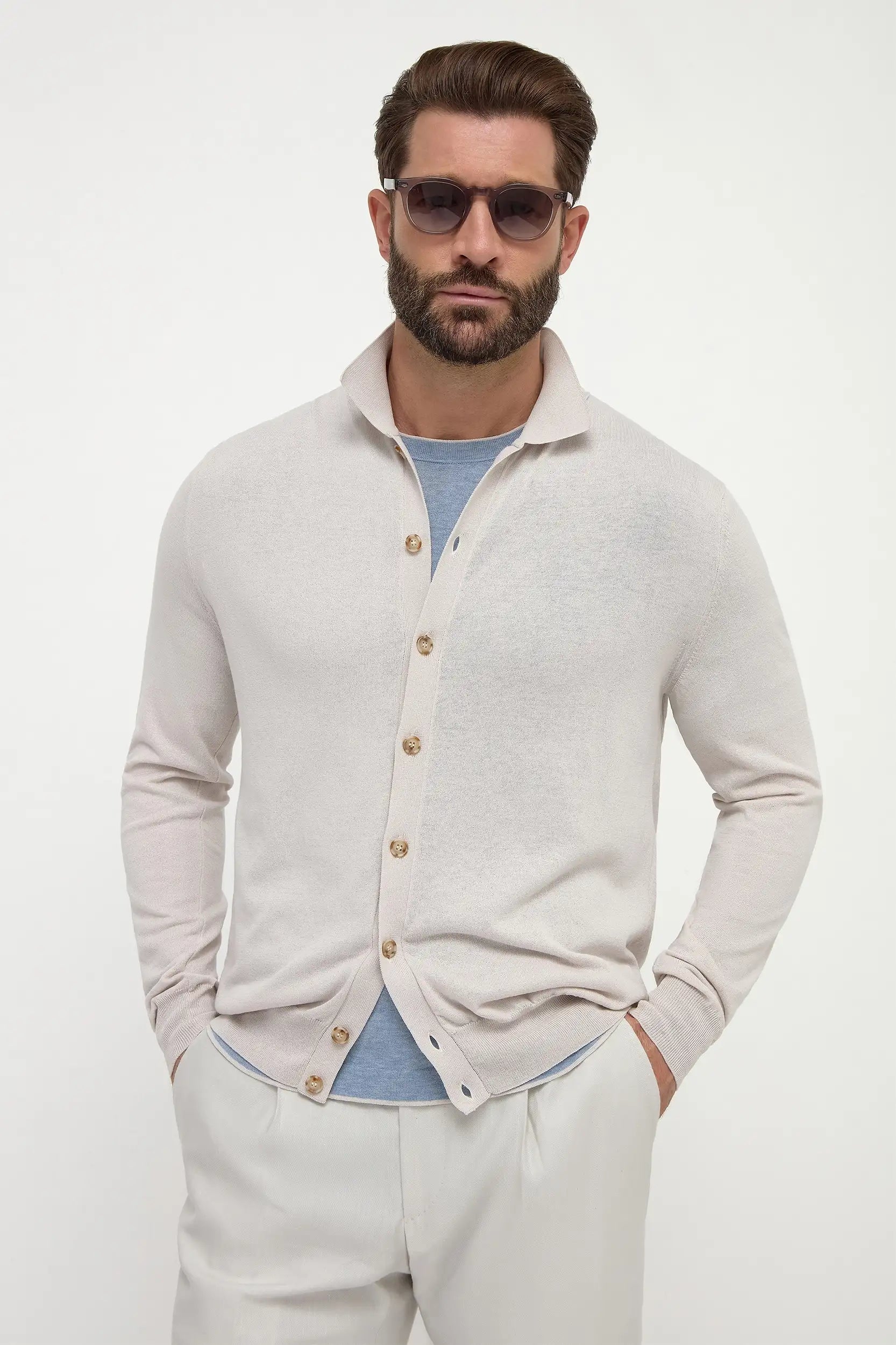 Stone Polo Cardigan, men's stone-colored knit cardigan, elegant buttoned polo cardigan, lightweight breathable knitwear, refined casual layering, cardigan polo couleur pierre pour hommes, cardigan élégant en maille, veste légère et respirante, cardigan polo color pietra, maglia raffinata e traspirante, abbigliamento casual elegante.