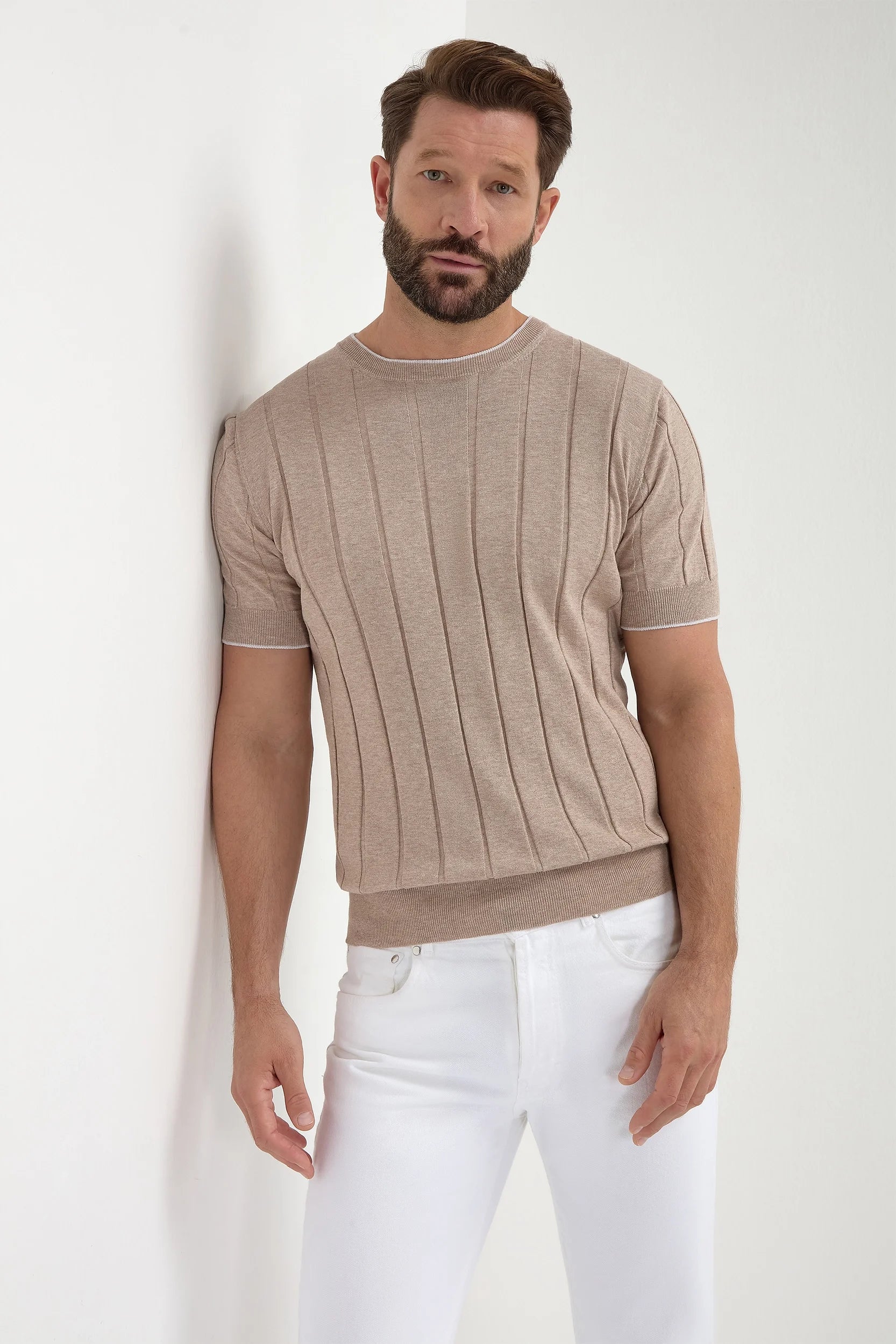 High-end taupe ribbed t-shirt, Italian taupe ribbed shirt, luxury men’s ribbed t-shirt, premium Italian ribbed cotton t-shirt, elegant men’s casual t-shirt, handcrafted Italian t-shirt, classic taupe ribbed tee, stylish ribbed t-shirt, t-shirt côtelé taupe fabriqué en Italie, t-shirt italien côtelé taupe, t-shirt de luxe pour homme, t-shirt en coton côtelé italien, t-shirt élégant taupe, t-shirt in cotone taupe a coste fatto in Italia, t-shirt elegante italiano