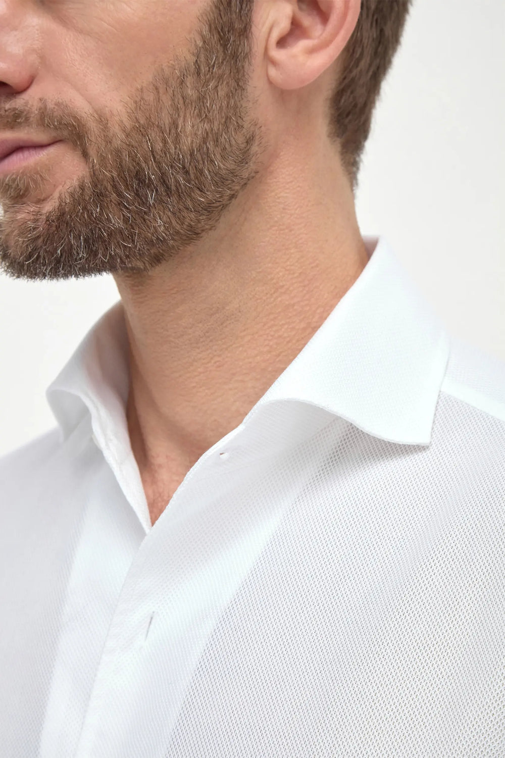 High-end white basketweave shirt, Italian white textured shirt, luxury men’s basketweave shirt, premium Italian cotton shirt, elegant men’s casual shirt, handcrafted Italian shirt, classic white textured shirt, stylish basketweave shirt, chemise blanche en tissage natté fabriquée en Italie, chemise italienne texturée blanche, chemise de luxe pour homme, chemise élégante en coton italien, camicia bianca in tessuto basketweave fatta in Italia, camicia elegante italiana