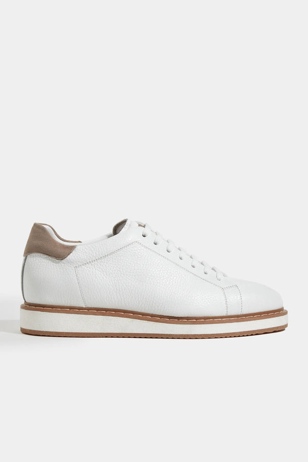 White Grained Sneakers, men's white leather sneakers, elegant textured sneakers, refined casual shoes, comfortable everyday footwear, sneakers blancs grainés pour hommes, baskets en cuir texturé, chaussures casual raffinées, scarpe da ginnastica bianche in pelle martellata, sneakers eleganti e confortevoli, calzature casual sofisticate.