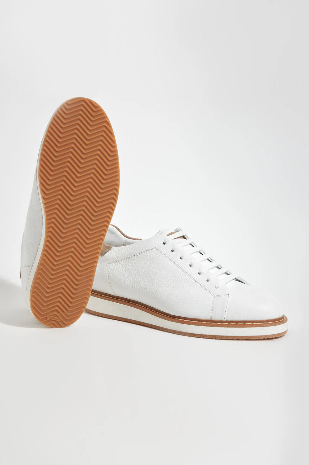 White Grained Sneakers, men's white leather sneakers, elegant textured sneakers, refined casual shoes, comfortable everyday footwear, sneakers blancs grainés pour hommes, baskets en cuir texturé, chaussures casual raffinées, scarpe da ginnastica bianche in pelle martellata, sneakers eleganti e confortevoli, calzature casual sofisticate.