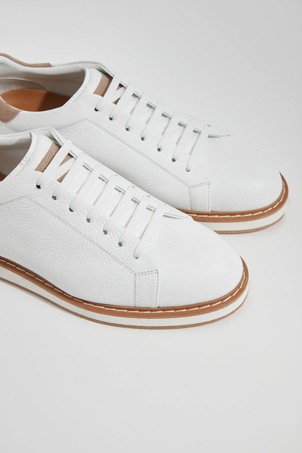 White Grained Sneakers, men's white leather sneakers, elegant textured sneakers, refined casual shoes, comfortable everyday footwear, sneakers blancs grainés pour hommes, baskets en cuir texturé, chaussures casual raffinées, scarpe da ginnastica bianche in pelle martellata, sneakers eleganti e confortevoli, calzature casual sofisticate.