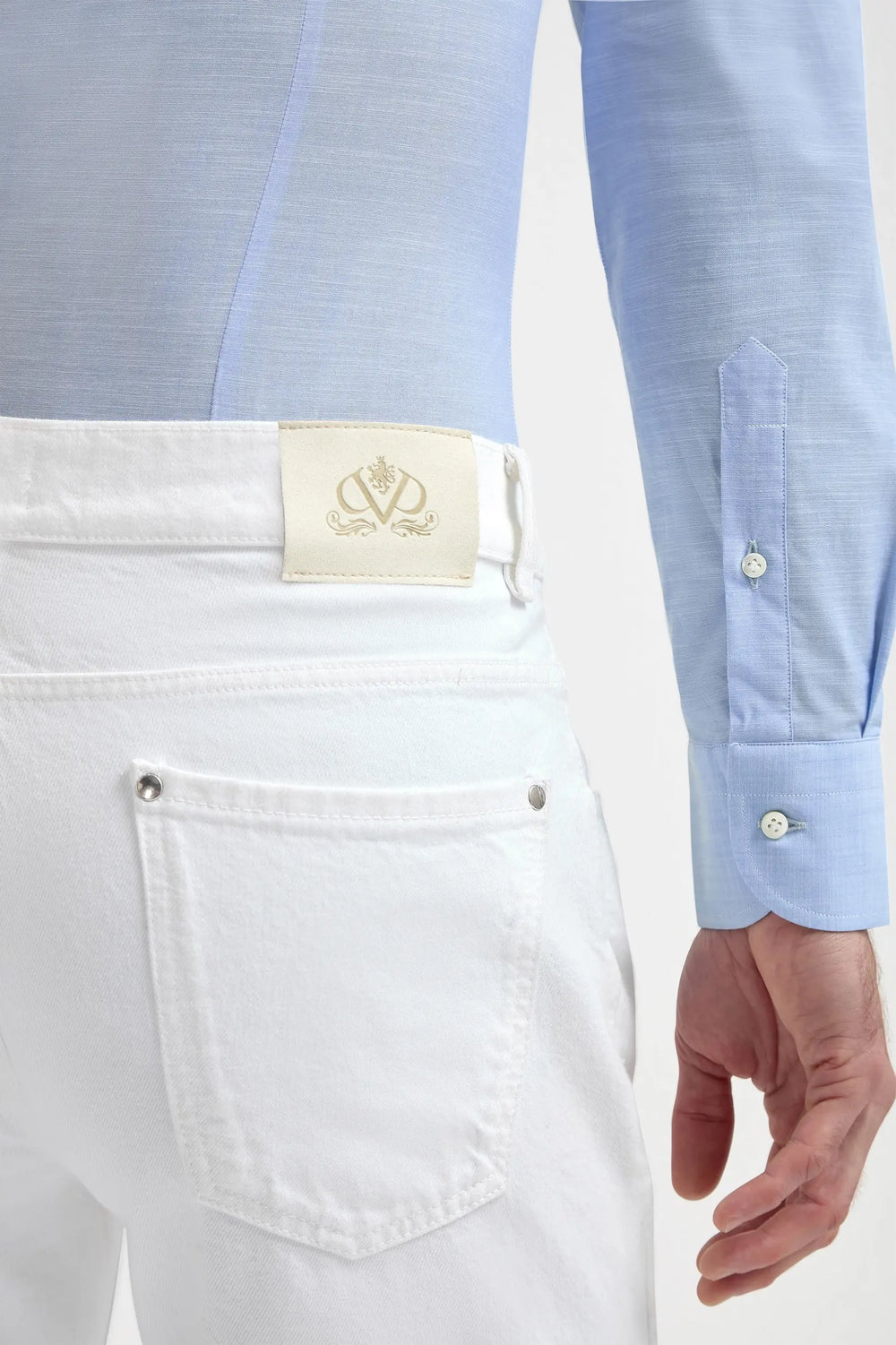 High-end white jeans, Italian white denim, luxury men’s white jeans, premium Italian denim jeans, elegant men’s jeans, handcrafted Italian jeans, classic white jeans, stylish white denim jeans, jean blanc fabriqué en Italie, jean italien blanc, jean de luxe en denim pour homme, jean en denim italien blanc, jean élégant blanc, jeans italiani bianchi, jeans di lusso in denim per uomo