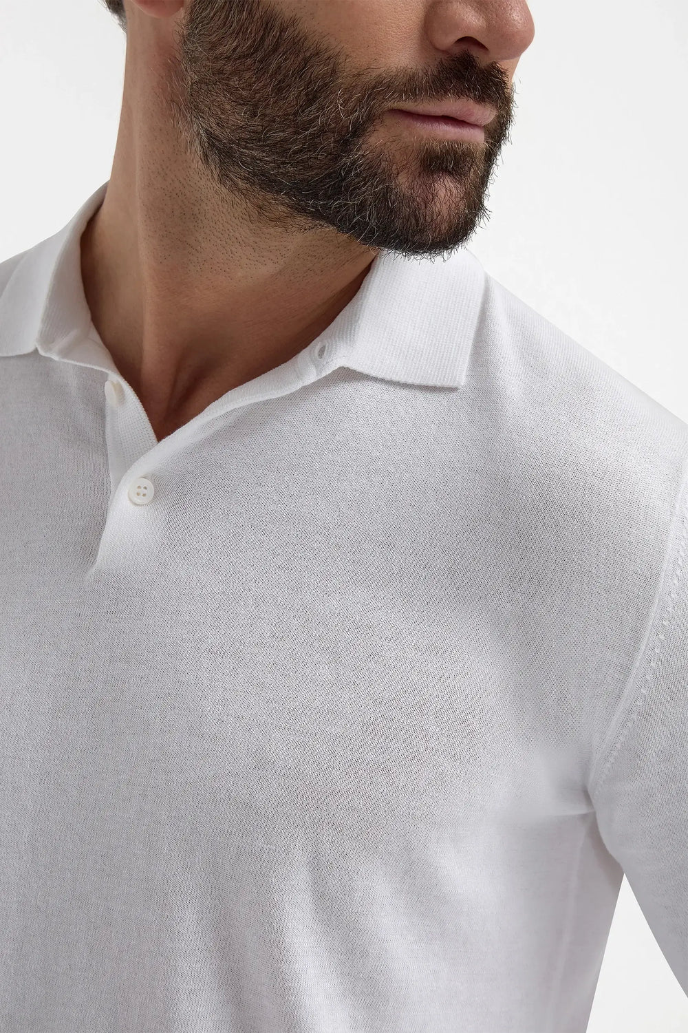 High-end white long sleeve polo, Italian white polo shirt, luxury men’s long sleeve polo, premium Italian cotton polo, elegant men’s casual shirt, handcrafted Italian polo, classic white long sleeve polo, stylish Italian polo shirt, polo blanc à manches longues fabriqué en Italie, polo italien blanc haut de gamme, polo de luxe pour homme, polo élégant en coton italien, polo bianco a maniche lunghe fatto in Italia, polo elegante italiano.