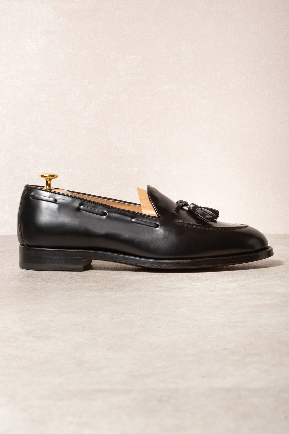 black tassel loafers, mocassins à pampilles, tassel loafers noirs, mocassins à pampilles noirs  Edit alt text