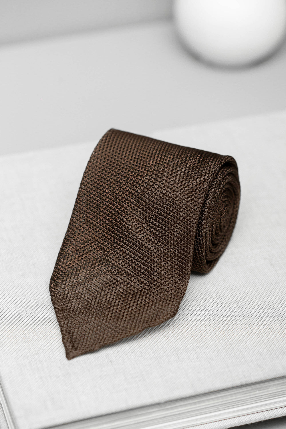 Cravatta in seta, cravatta italiana, made in italy, grenadine cravatta, Cravate en soie, soie marron, cravate italienne, made in italy, cravate grenadine, Silk tie, brown silk, italian tie, made in italy, grenadine tie