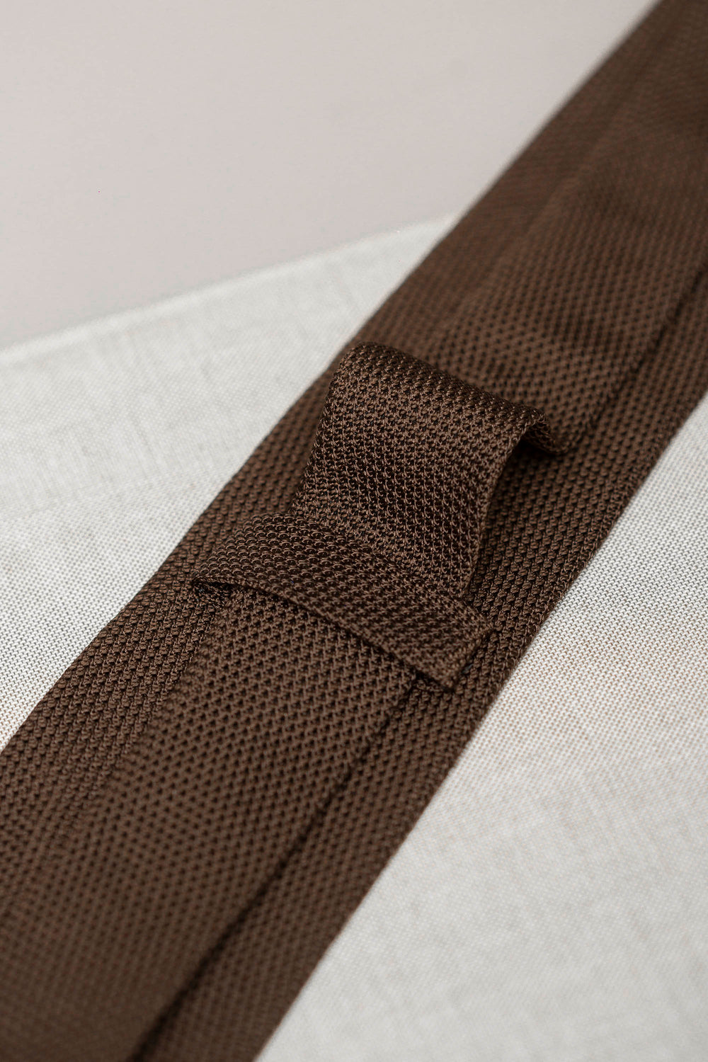 Cravatta in seta, cravatta italiana, made in italy, grenadine cravatta, Cravate en soie, soie marron, cravate italienne, made in italy, cravate grenadine, Silk tie, brown silk, italian tie, made in italy, grenadine tie