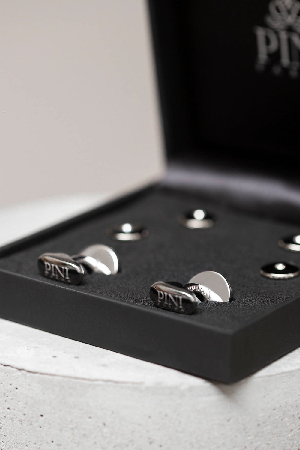 Ensemble de boutons de manchette et clous d'oreilles noirs avec détails Swarovski - Made in Italy