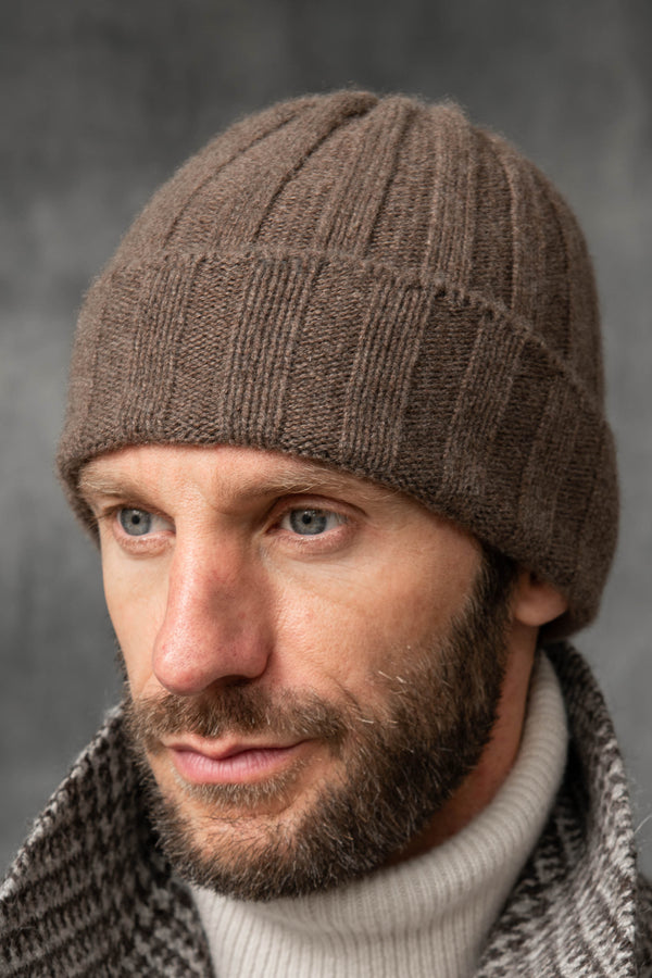 brown cashmere beanie, brown cashmere rib knite beanie, bonnet en pur cachemire, berretto uomo cashmere, cappello uomo cashmere