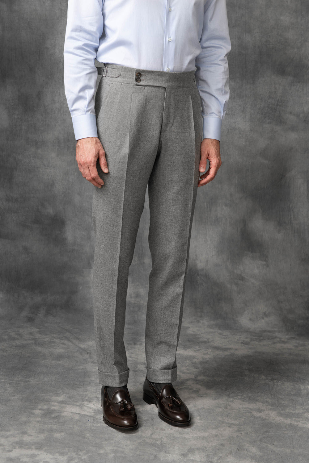 pantalon en flanelle gris, grey flannel trousers, pantalon flanelle homme, men's flannel trousers, sartorial flannel trousers, pantalon sartorial flanelle, pantalon à pince flanelle homme, pantalon taille haute flanelle homme, men's high waisted flannel trousers