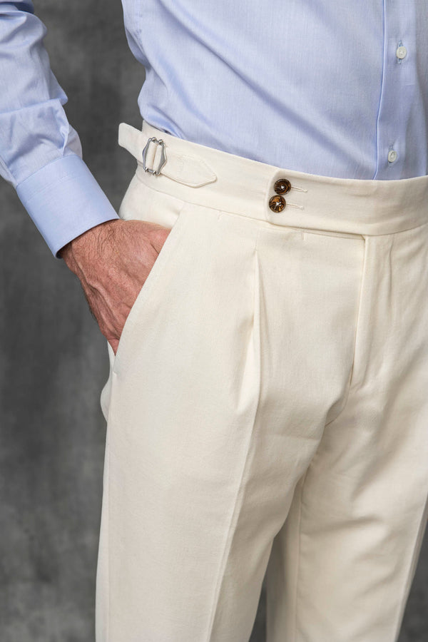 Cotton trousers, off white trousers, sartorial trousers, italian style; pantalons en coton, pantalons off white, pantalons sartoriaux, style italien , pantalons fabriqués en Italie, pantaloni in cotone, pantaloni off white, pantaloni sartoriali, stile italiano; pantaloni made in italy, winter trousers, chino trousers, pleated trousers, pantalon d'hiver, pantalon chino, pantalon à plis, pantalons gurkha, gurkha trousers, pantaloni gurka ,white gurkha cotton trousers, pantalon blanc gurkha