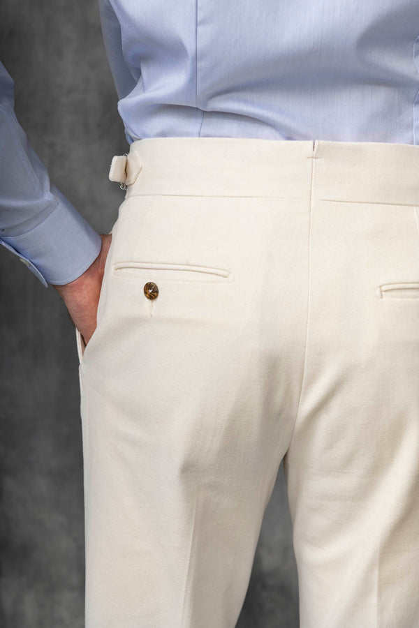 Cotton trousers, off white trousers, sartorial trousers, italian style; pantalons en coton, pantalons off white, pantalons sartoriaux, style italien , pantalons fabriqués en Italie, pantaloni in cotone, pantaloni off white, pantaloni sartoriali, stile italiano; pantaloni made in italy, winter trousers, chino trousers, pleated trousers, pantalon d'hiver, pantalon chino, pantalon à plis, pantalons gurkha, gurkha trousers, pantaloni gurka